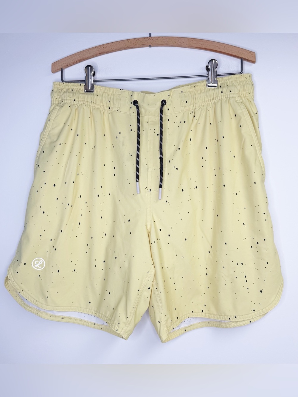 Legends Men’s Yellow Splatter Shorts Drawstring Athletic Lined Size Large